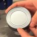 Smart trick: Sådan åbner du en konservesdåse med hænderne - se nu hans geniale løsning