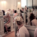 Se videoen hvor Brudgommen løber mod kirkens udgang - gæsterne tror ikke deres egne øjne