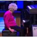 98-årige mormor  sætter sig ved pianoet - se nu når hun tryllebinder publikum